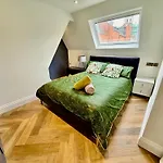 Central, Modern, Westfield, Close To Tube Station